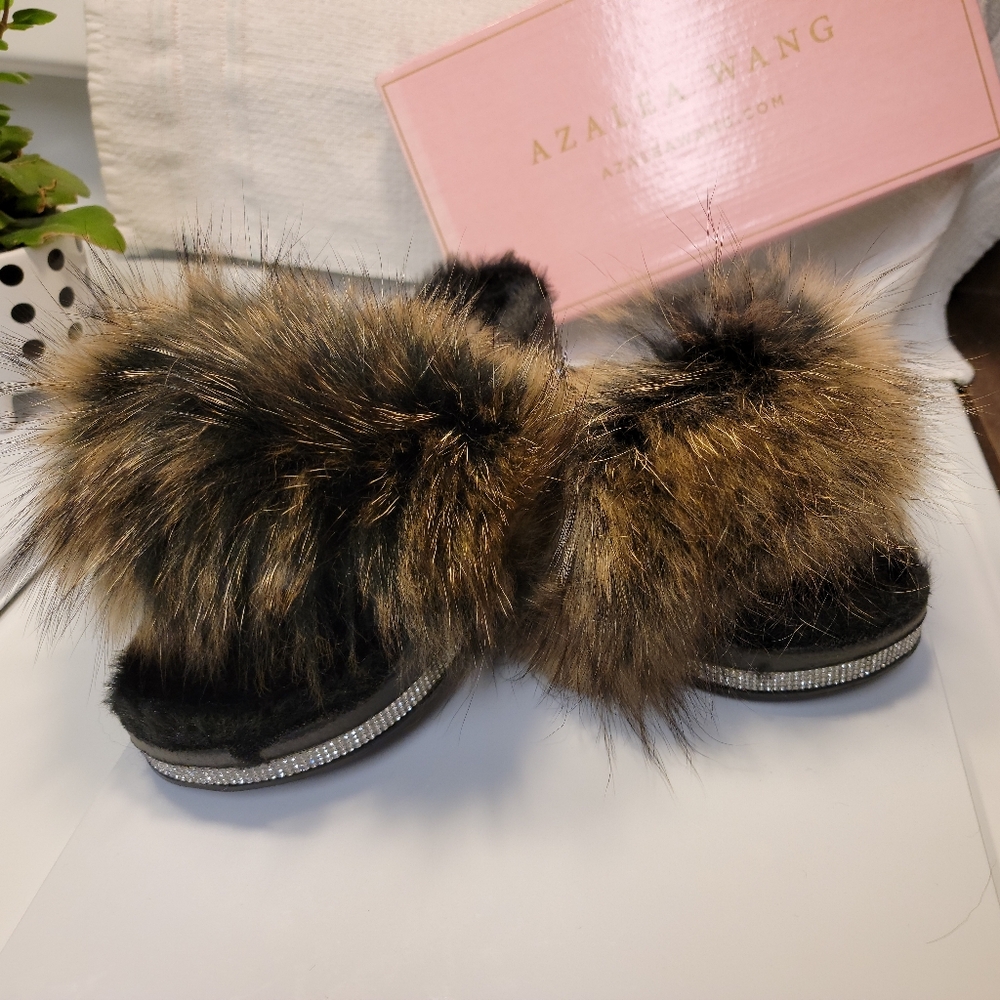 Slippers/ house shoes